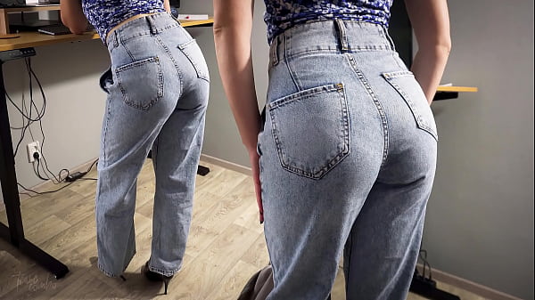 Secretaria milf en jeans de cintura alta se burla de su bonito trasero